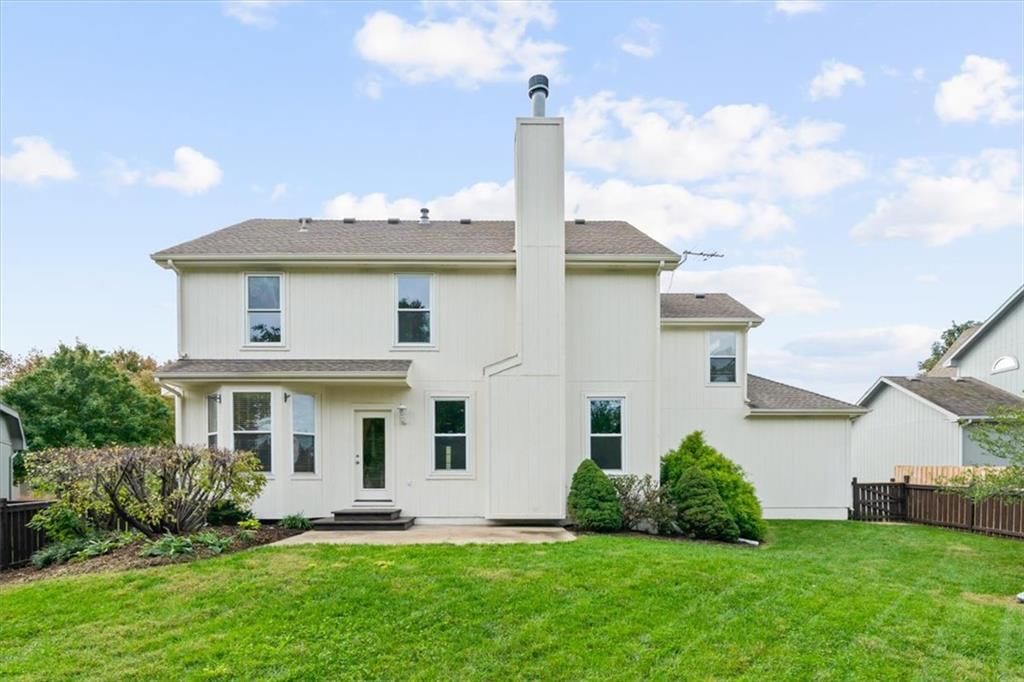 Big backyard, fenced yard and flat lot at 10138 Theden Circle, Lenexa, KS 66220