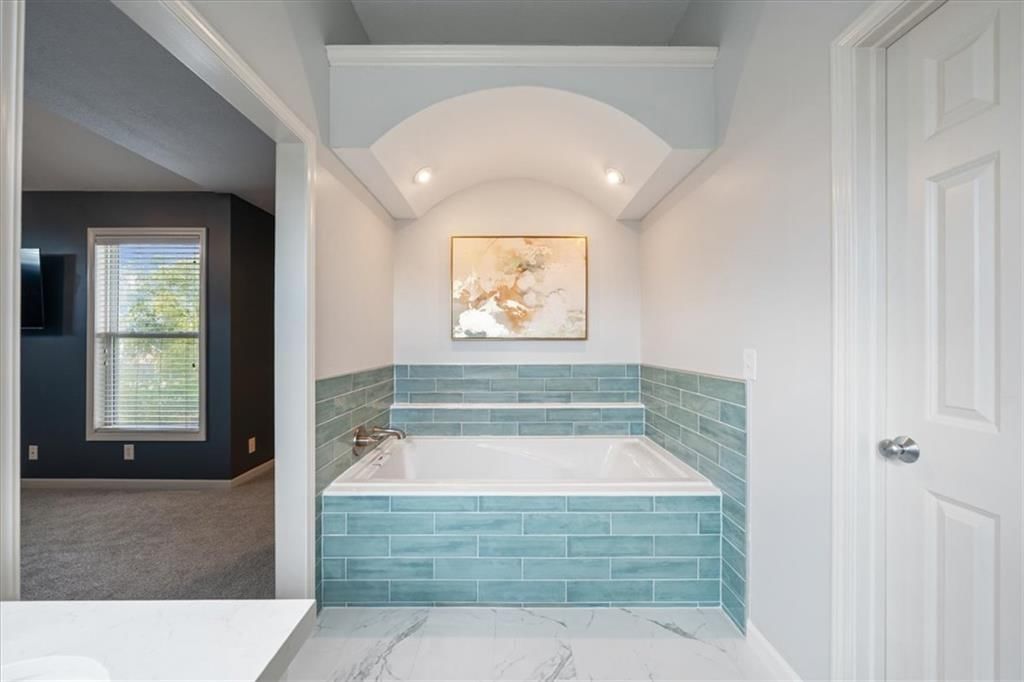 Photo 14 of 32 - 10138 Theden Circle, Lenexa, KS 66220