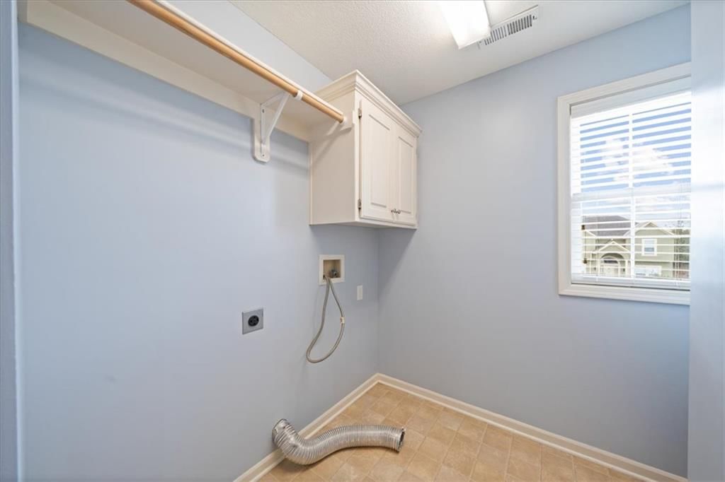 Photo 22 of 32 - 10138 Theden Circle, Lenexa, KS 66220