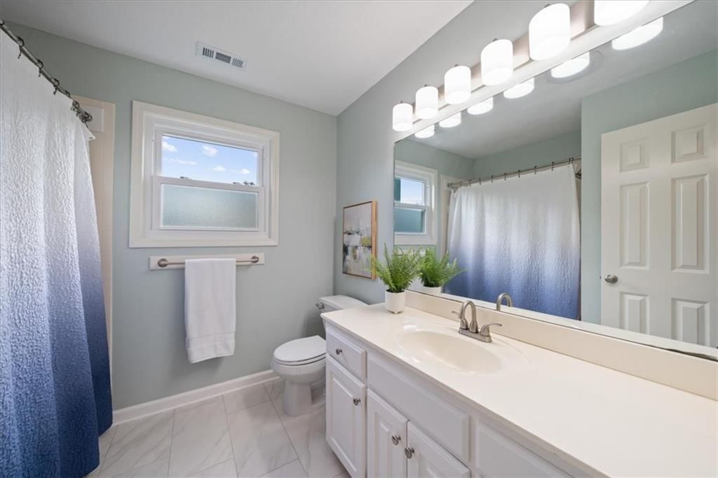 Photo 21 of 32 - 10138 Theden Circle, Lenexa, KS 66220