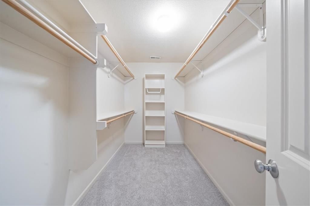 Photo 13 of 32 - 10138 Theden Circle, Lenexa, KS 66220