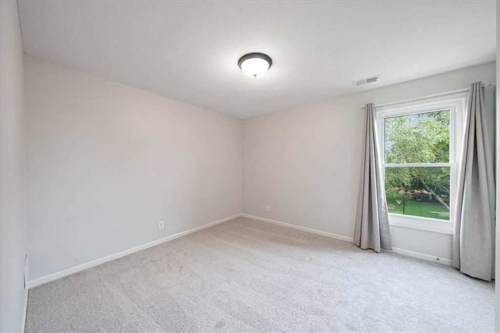 Photo 19 of 32 - 10138 Theden Circle, Lenexa, KS 66220