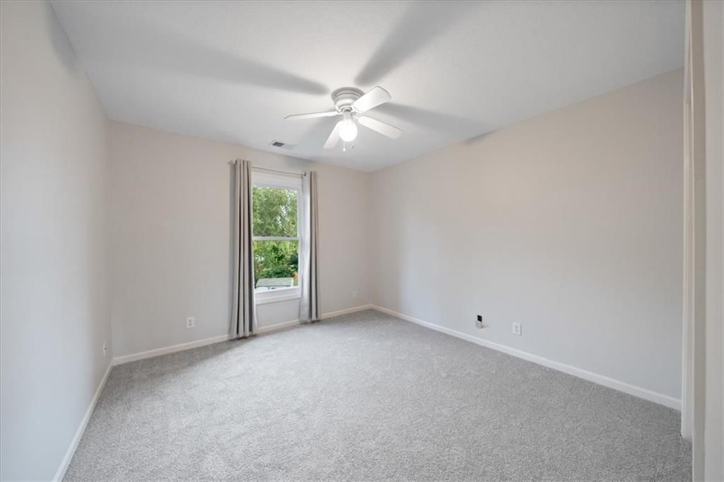 Photo 17 of 32 - 10138 Theden Circle, Lenexa, KS 66220