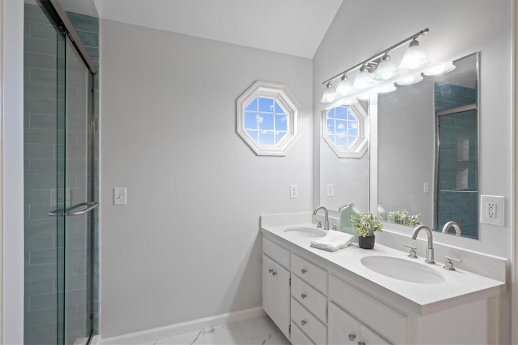 Double vanity at 10138 Theden Circle, Lenexa, KS 66220