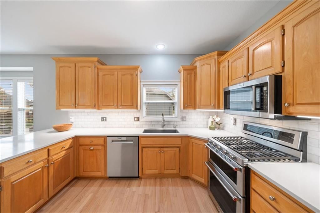 Gas range at 10138 Theden Circle, Lenexa, KS 66220