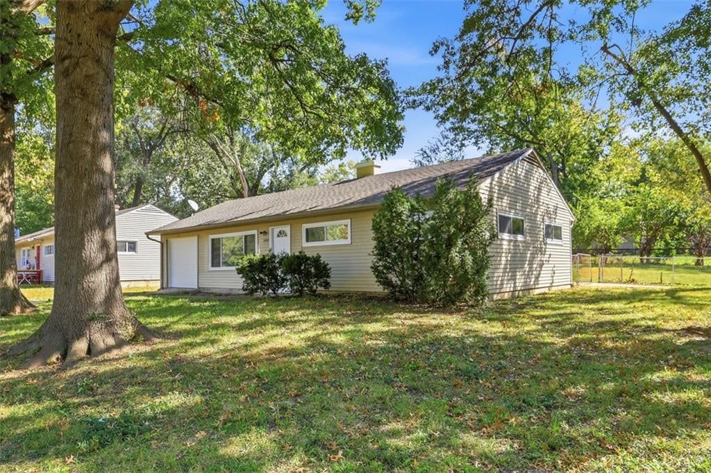 Photo 2 of 33 - 11235 Bristol Terrace, Kansas City, MO 64134