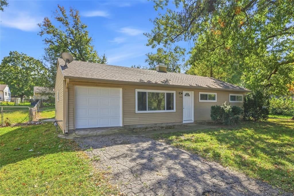 Photo 3 of 33 - 11235 Bristol Terrace, Kansas City, MO 64134