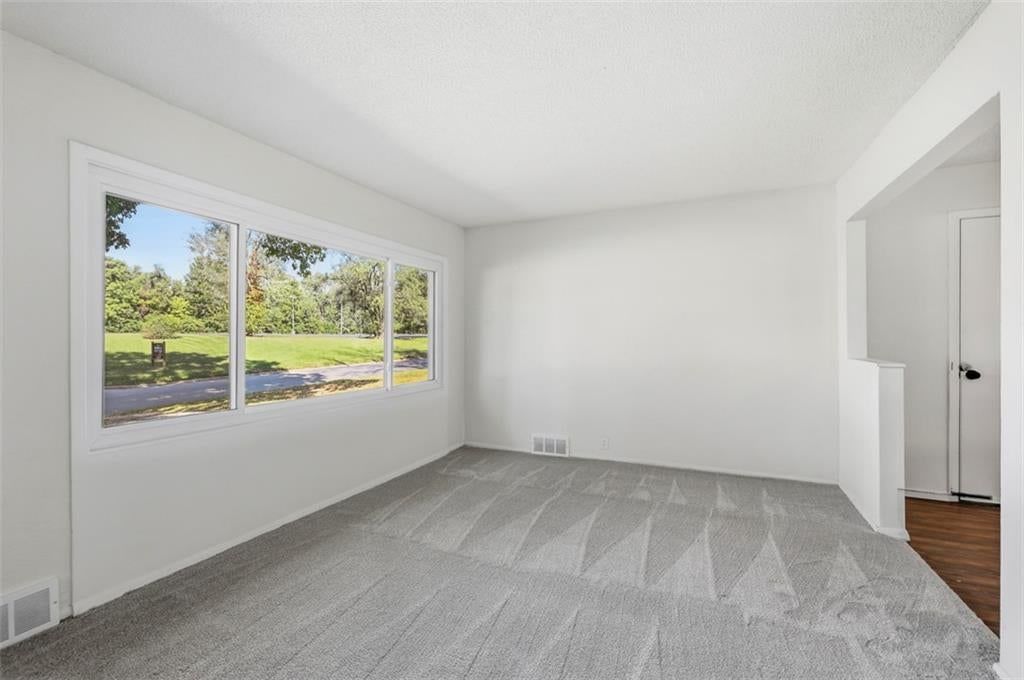 Photo 6 of 33 - 11235 Bristol Terrace, Kansas City, MO 64134