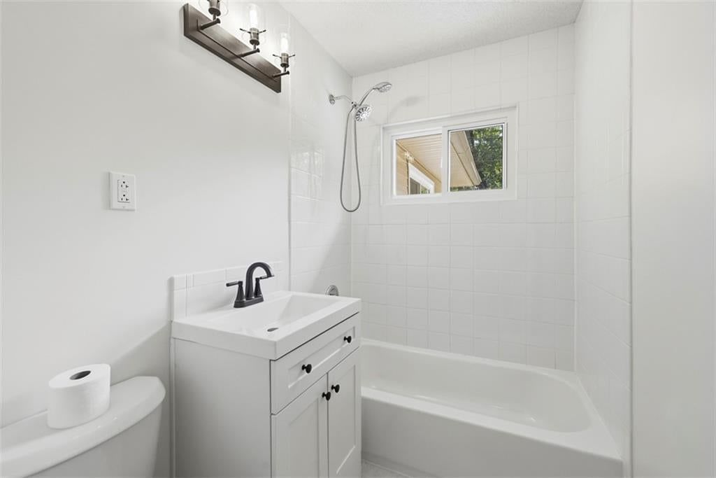 Tiled shower at 11235 Bristol Terrace, Kansas City, MO 64134