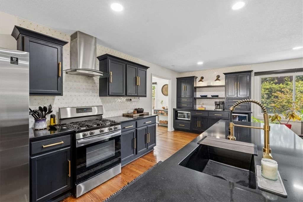 Gold hardware at 8601 Belleview Avenue, Kansas City, MO 64114