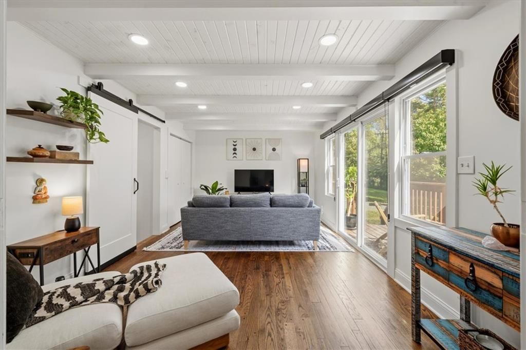 Ceiling beams and wall of windows at 8601 Belleview Avenue, Kansas City, MO 64114