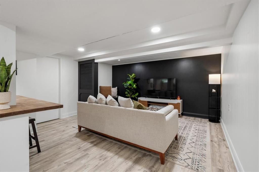 Accent wall at 8601 Belleview Avenue, Kansas City, MO 64114