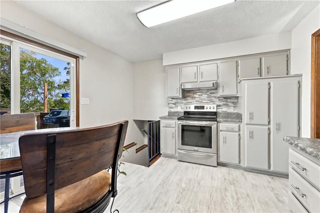 Electric range at 17308-17310 E 48th Street Court S, Independence, MO 64055