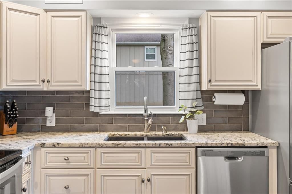 Photo 5 of 43 - 12705 W 99th Terrace, Lenexa, KS 66215