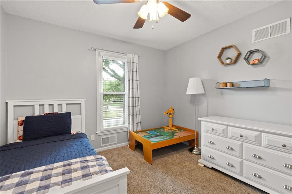 Photo 11 of 43 - 12705 W 99th Terrace, Lenexa, KS 66215