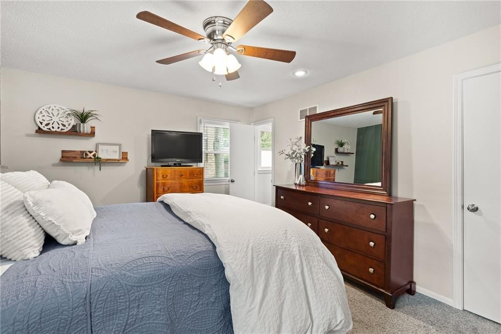 Photo 14 of 43 - 12705 W 99th Terrace, Lenexa, KS 66215