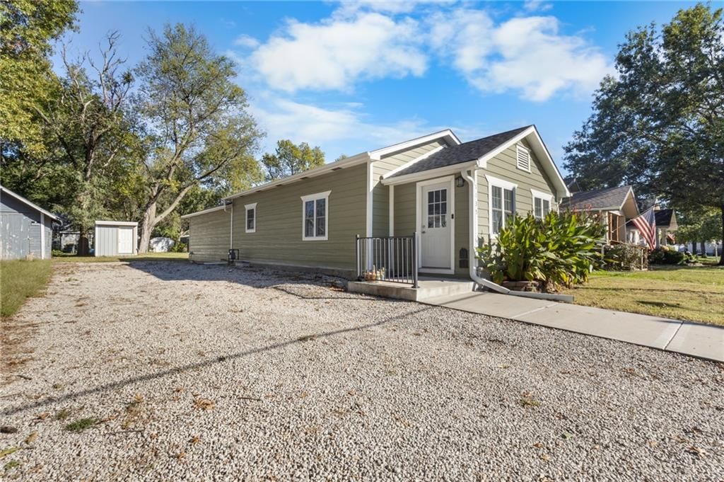 1135 5th Street, Osawatomie, KS: listing photo 2