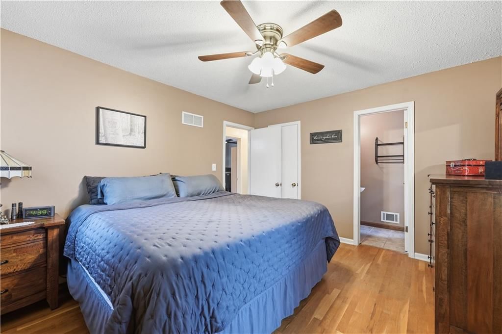 Photo 13 of 20 - 8024 NW Cadwallader Road, Kansas City, MO 64152