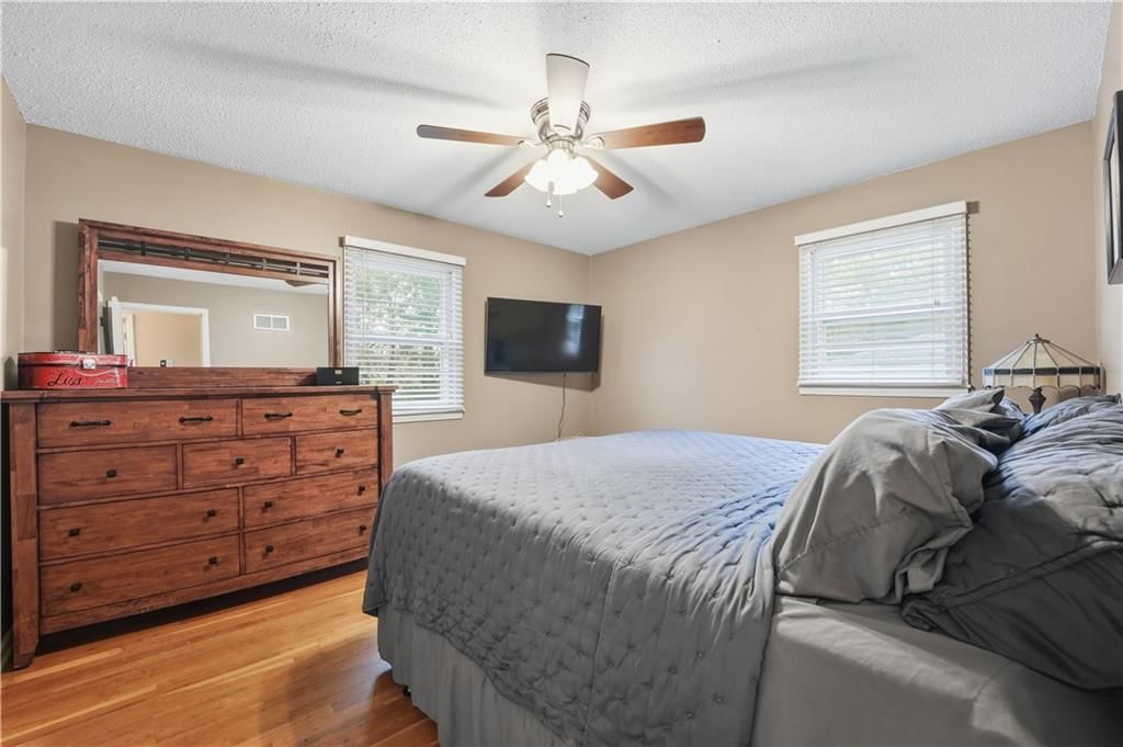 Photo 14 of 20 - 8024 NW Cadwallader Road, Kansas City, MO 64152