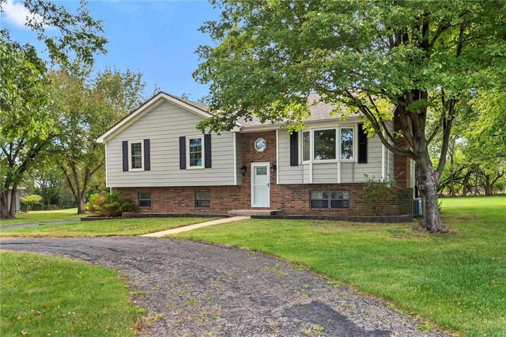 Photo 3 of 48 - 7001 W. 202nd Terrace, Stilwell, KS 66013