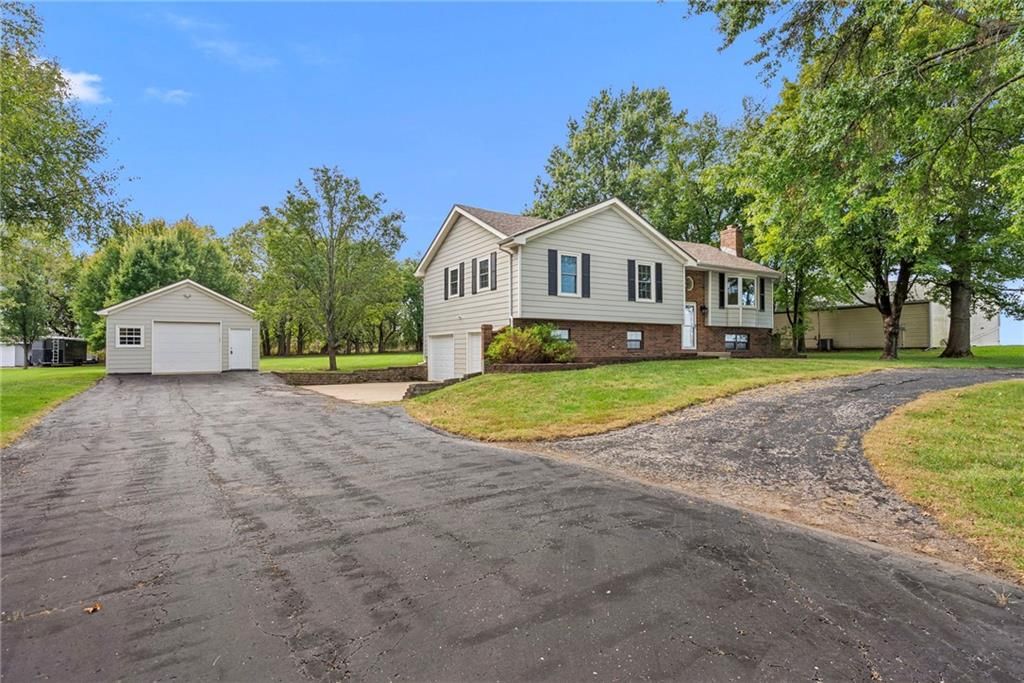 Photo 2 of 48 - 7001 W. 202nd Terrace, Stilwell, KS 66013