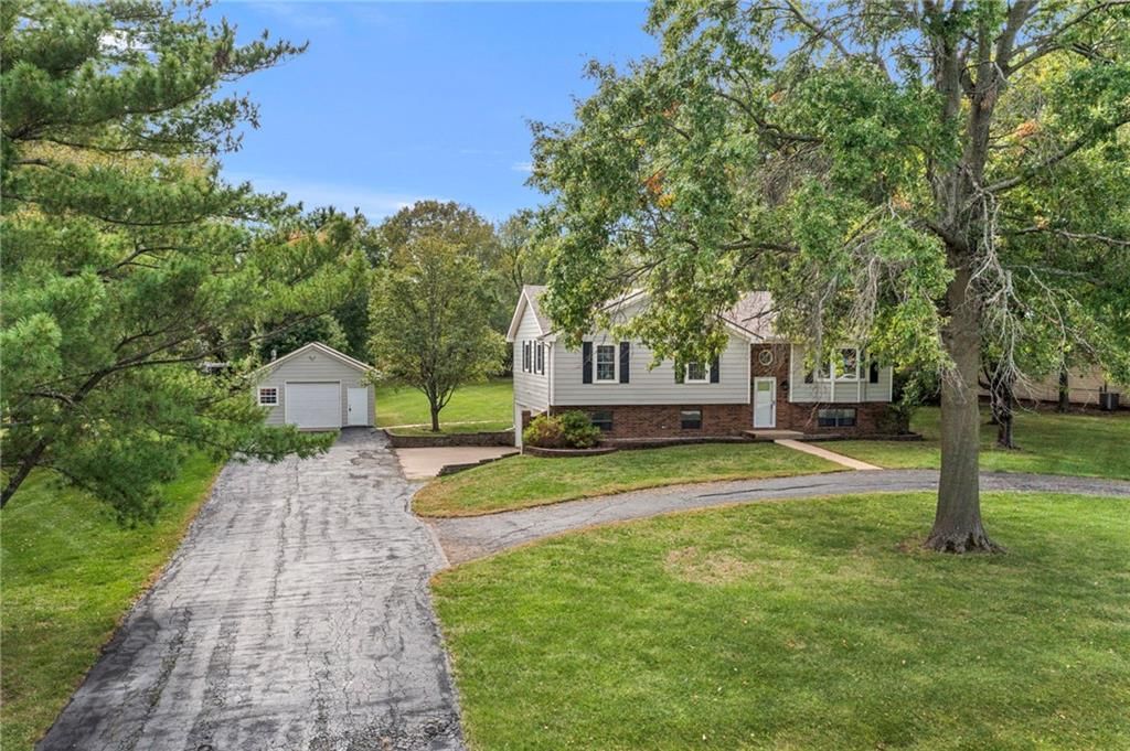 Photo 12 of 48 - 7001 W. 202nd Terrace, Stilwell, KS 66013