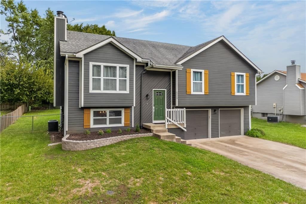 111 S HUNTSMAN Boulevard, Raymore, MO: listing photo 3