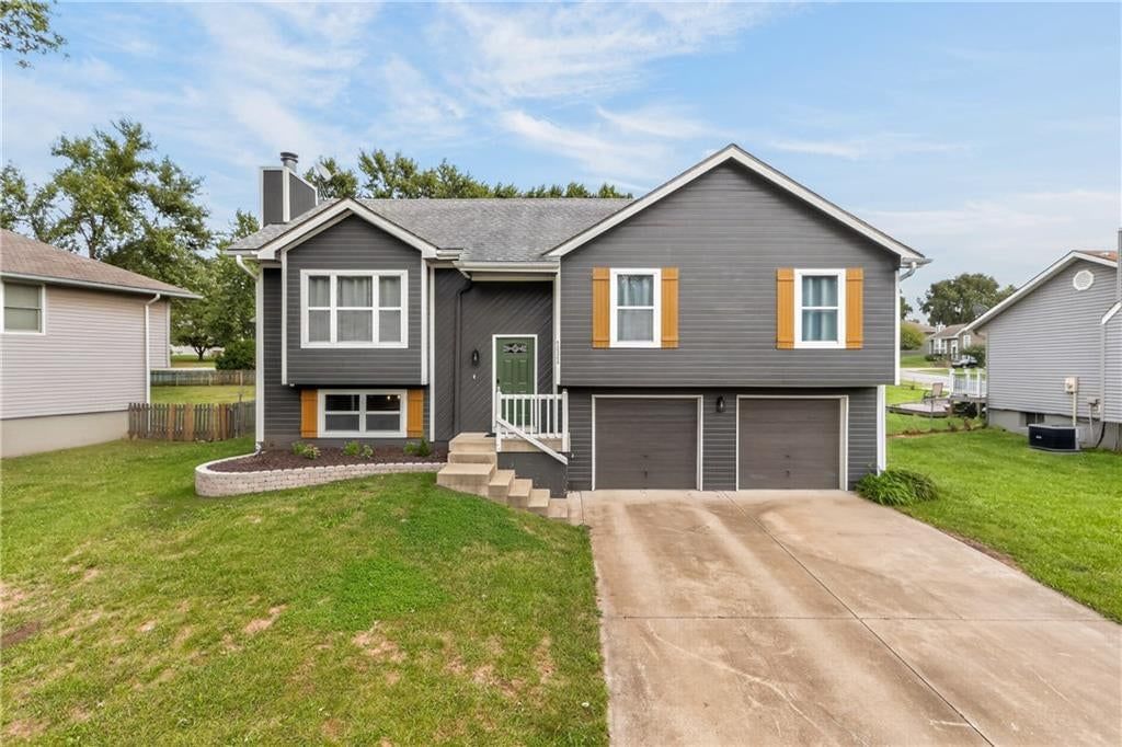 111 S HUNTSMAN Boulevard, Raymore, MO: listing photo 2
