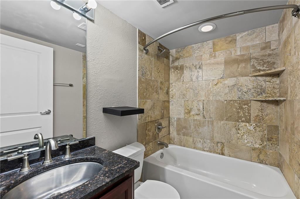 Tiled shower at 700 E 8th Street #6E, Kansas City, MO 64106