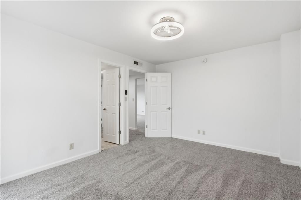 Photo 14 of 40 - 3838 Rainbow Boulevard #1011, Kansas City, KS 66103