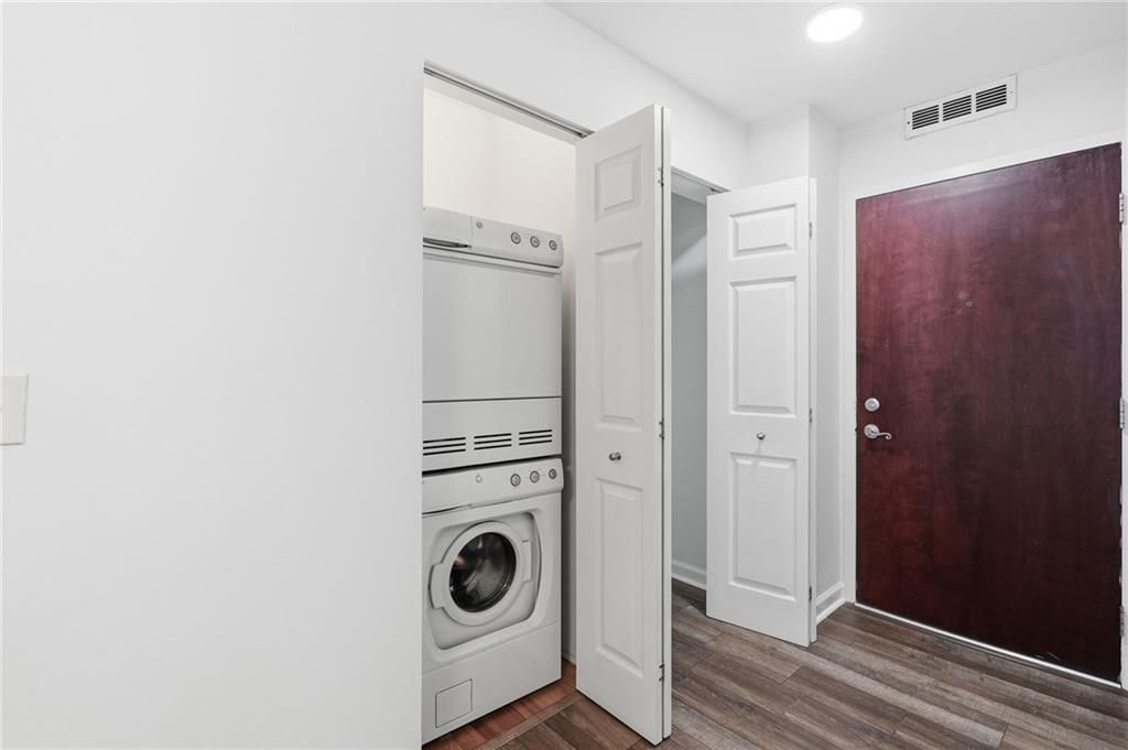Photo 13 of 40 - 3838 Rainbow Boulevard #1011, Kansas City, KS 66103