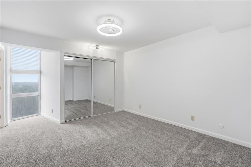 Photo 5 of 40 - 3838 Rainbow Boulevard #1011, Kansas City, KS 66103
