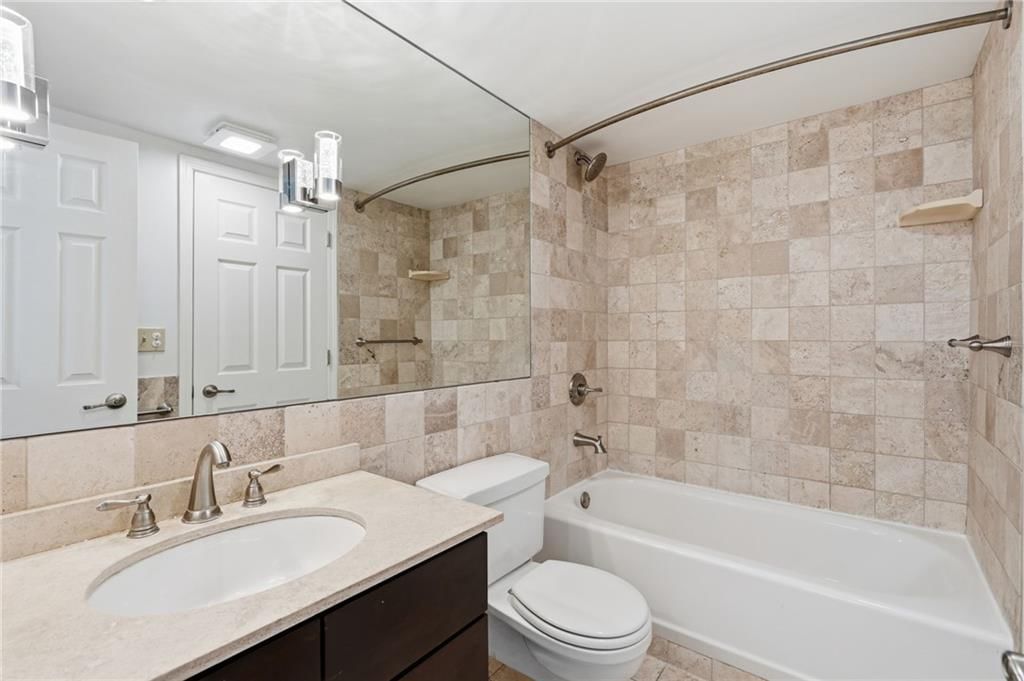 Photo 6 of 40 - 3838 Rainbow Boulevard #1011, Kansas City, KS 66103