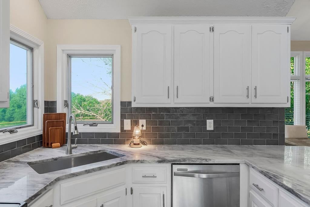Veined countertops at 4732 Chouteau Street, Shawnee, KS 66226
