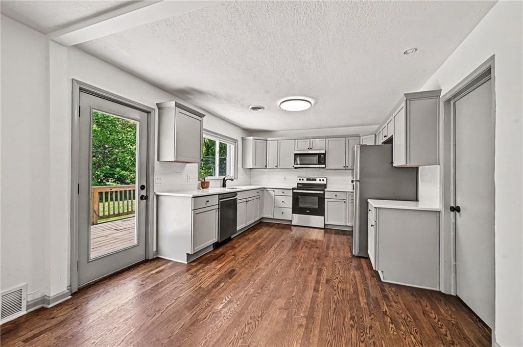 Photo 9 of 18 - 613 E Red Road, Independence, MO 64055