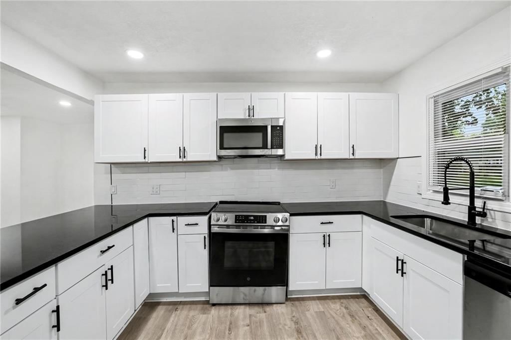 Electric range at 13512 W 90th Place, Lenexa, KS 66215