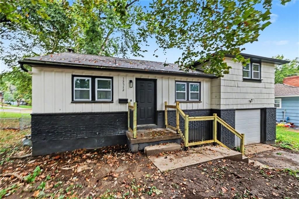 13512 W 90th Place, Lenexa, KS