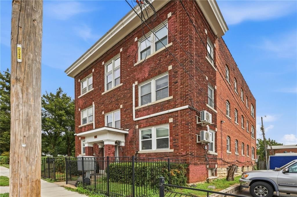Photo 4 of 28 - 16 W 37th Street, Kansas City, MO 64111
