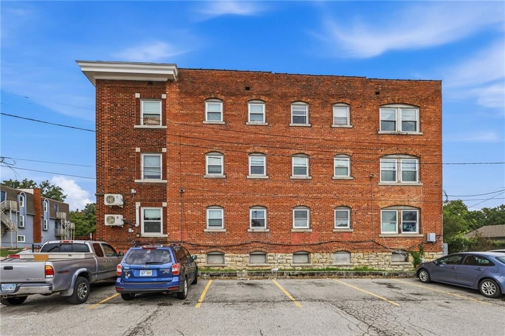 Photo 6 of 28 - 16 W 37th Street, Kansas City, MO 64111