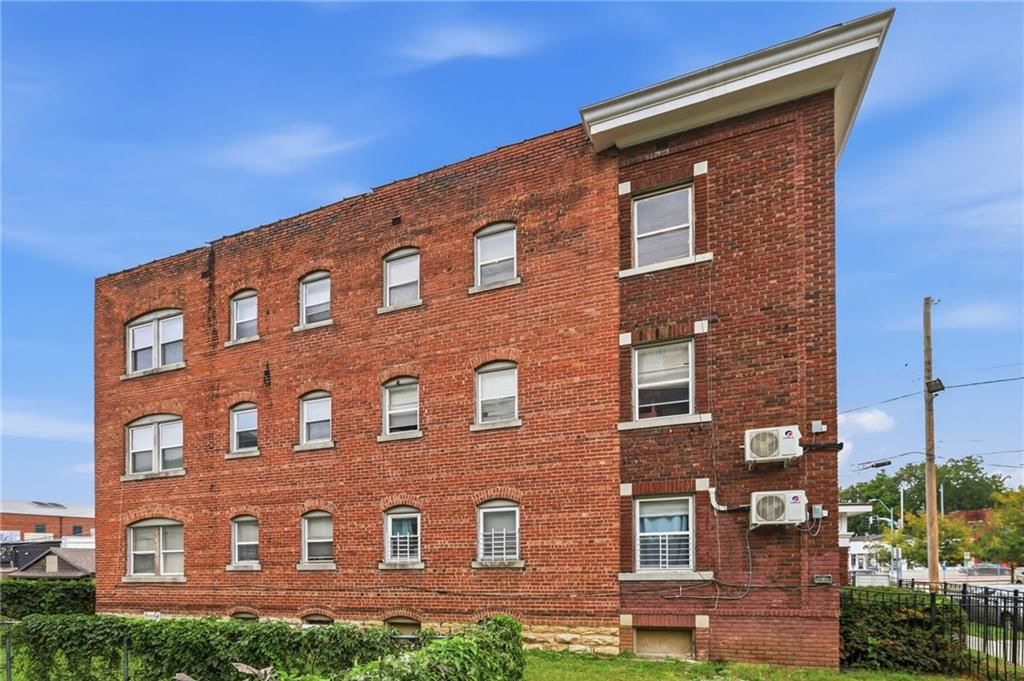 Photo 10 of 28 - 16 W 37th Street, Kansas City, MO 64111