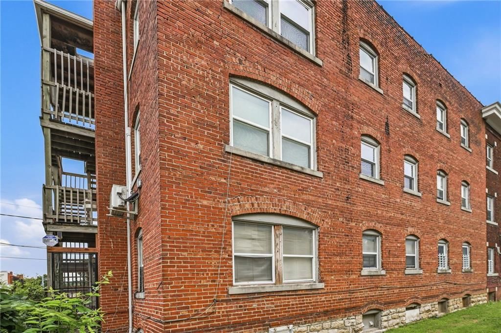 Photo 11 of 28 - 16 W 37th Street, Kansas City, MO 64111