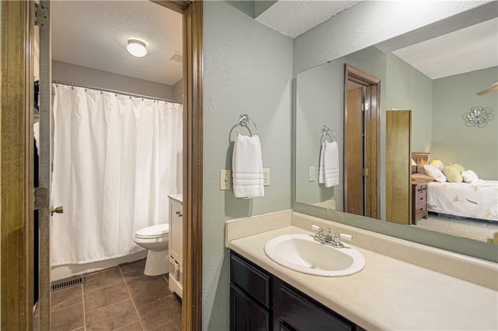 Photo 18 of 42 - 1133 E Charlotte Town Road, Olathe, KS 66061