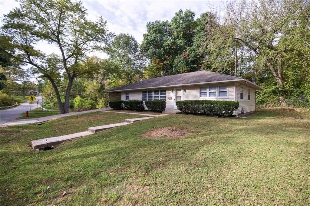 5444 N Cypress Avenue, Kansas City, MO: listing photo 2
