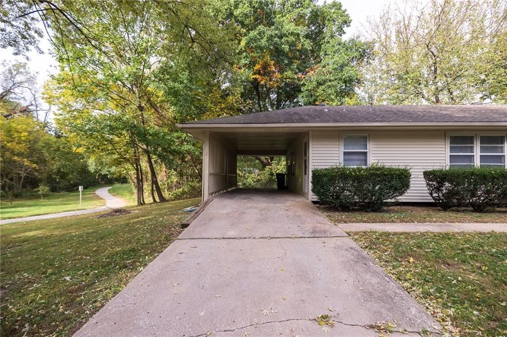 Attached garage at 5444 N Cypress Avenue, Kansas City, MO 64119