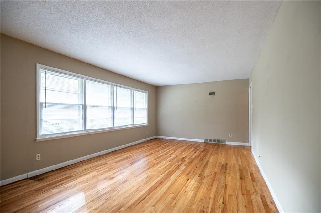 Photo 7 of 21 - 5444 N Cypress Avenue, Kansas City, MO 64119