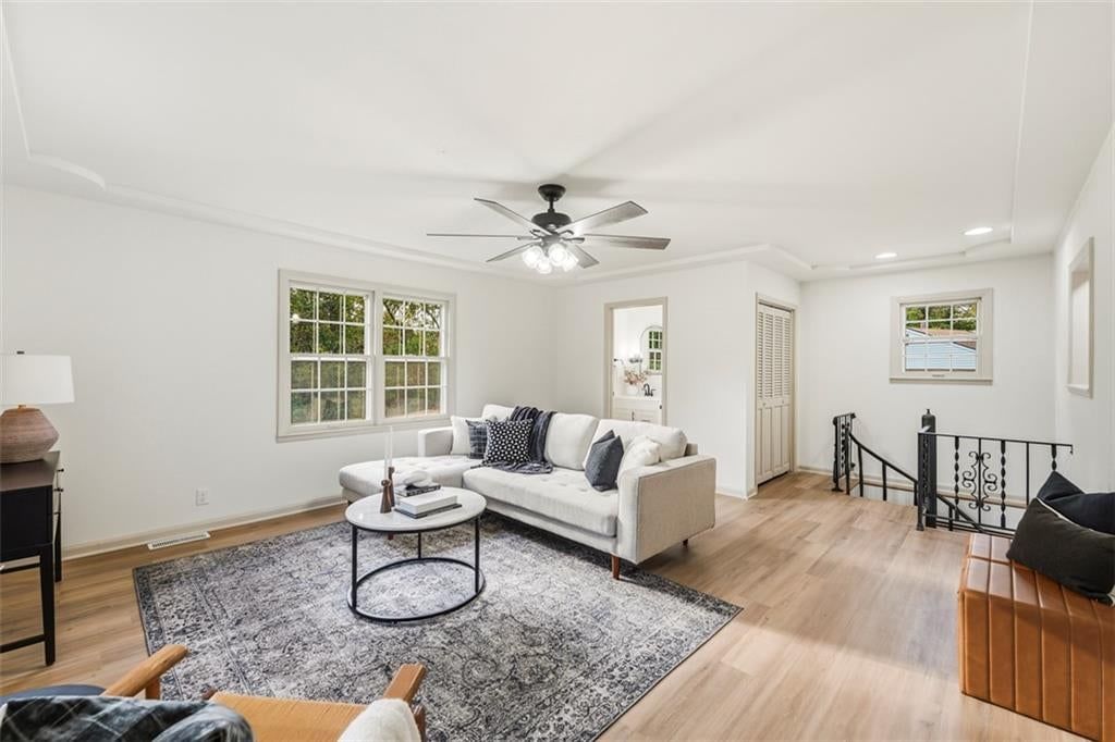 Photo 13 of 40 - 5416 NE Circle Drive, Kansas City, MO 64119