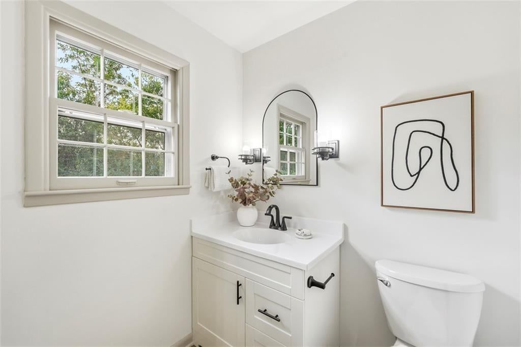 Photo 17 of 40 - 5416 NE Circle Drive, Kansas City, MO 64119