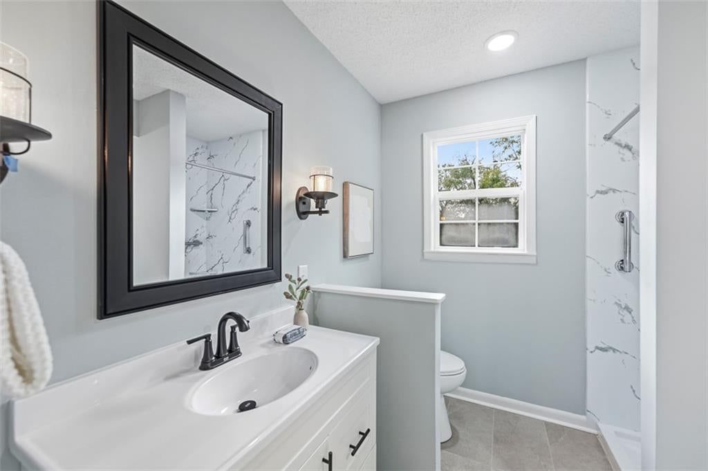 Photo 23 of 40 - 5416 NE Circle Drive, Kansas City, MO 64119