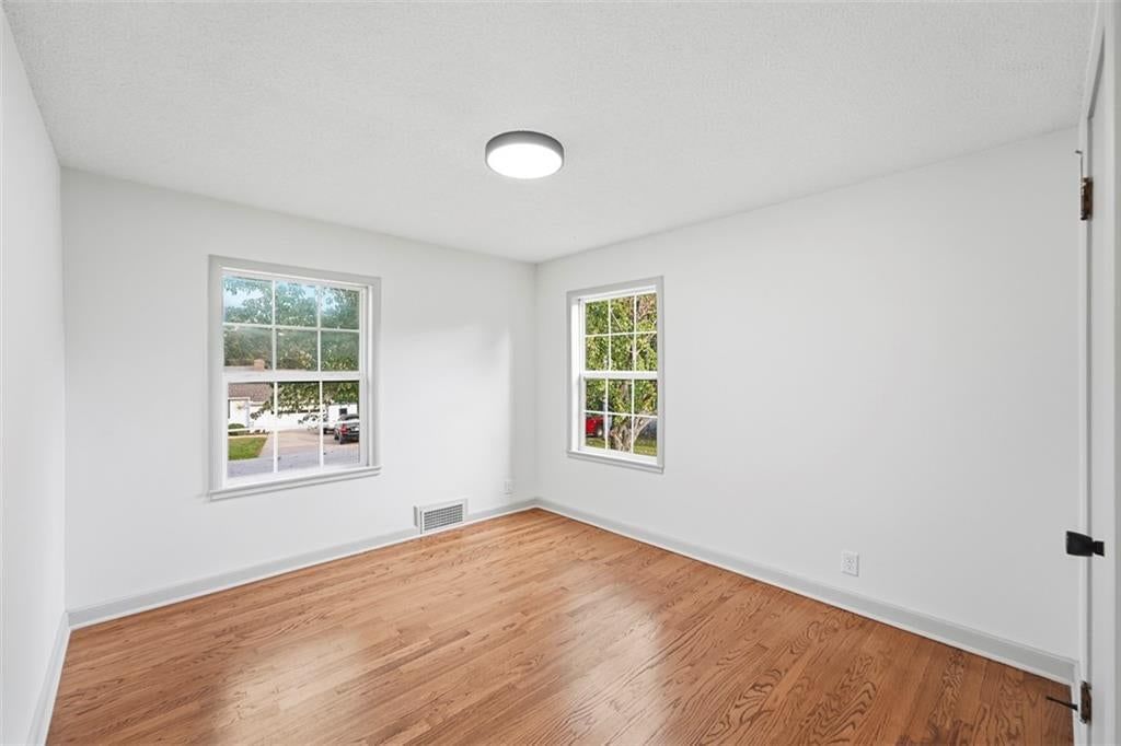 Photo 26 of 40 - 5416 NE Circle Drive, Kansas City, MO 64119