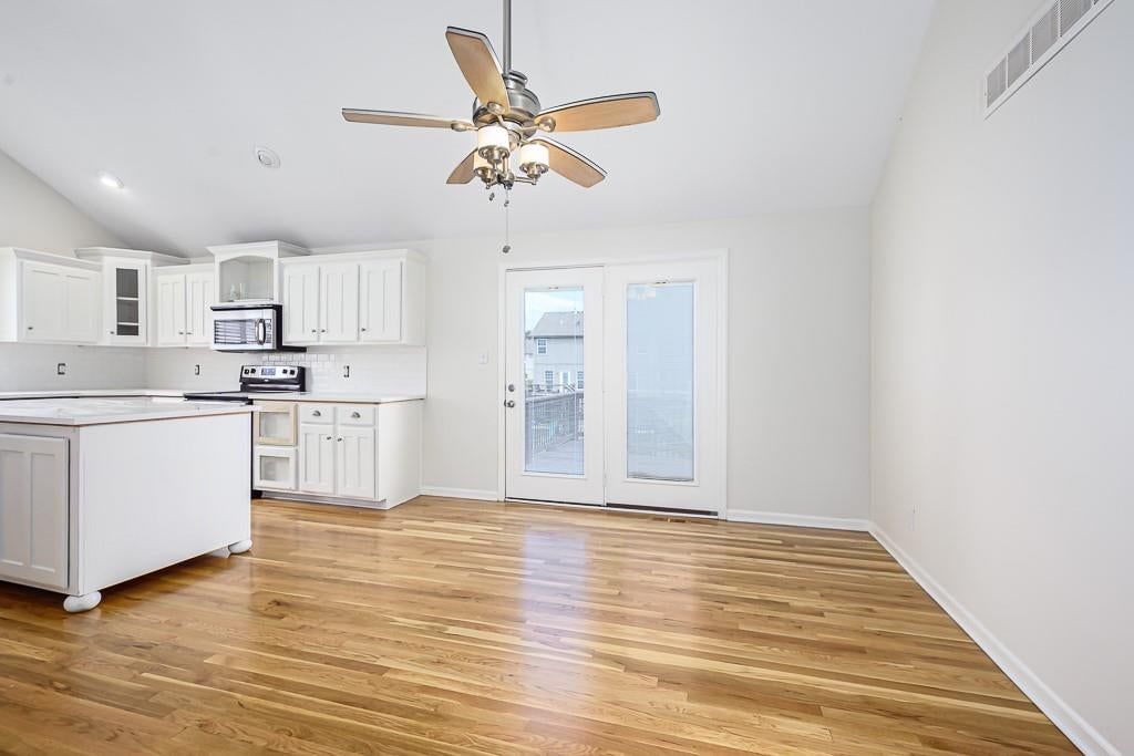 Tall ceilings and breakfast nook at 2322 Gettysburg Drive, Leavenworth, KS 66048
